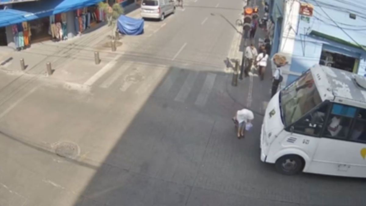Un video capto el momento en el que un chofer de transporte público atropelló a una abuelita en el Centro Histórico de Puebla.