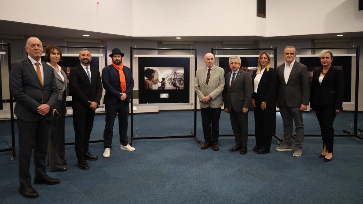 La exposición fotográfica “El tiempo de Alicia”, del creador mexicano Santiago García Galván, se inauguró con gran éxito en Turquía