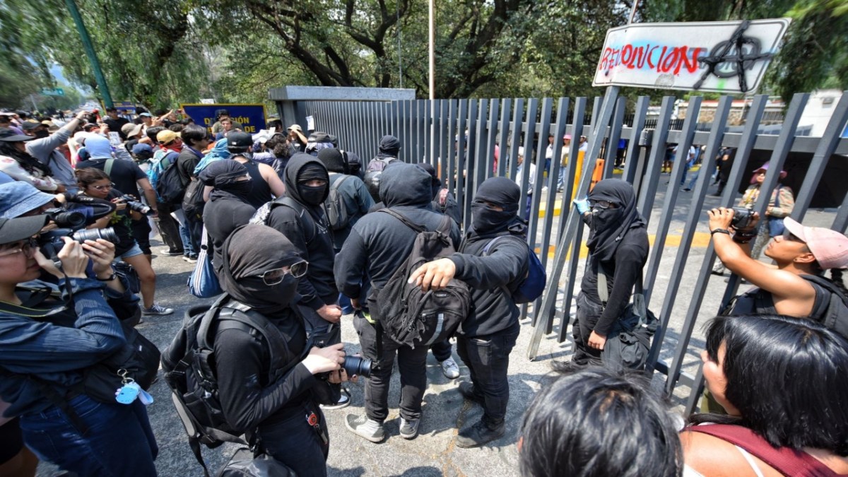 Grupo de encapuchados llegó junto a estudiantes de la UNAM y arremetieron contra vigilancia y administrativos