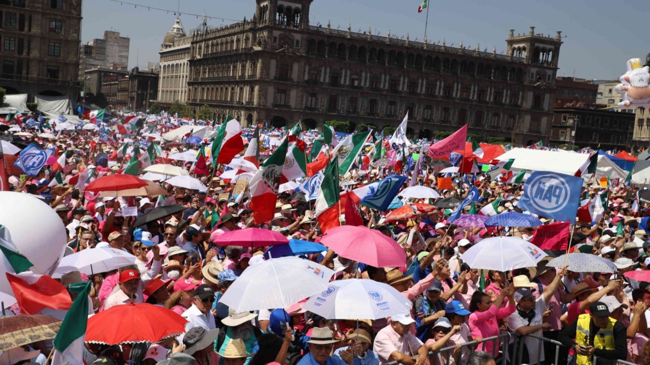 CNTE y marea rosa conviviendo durante mitin 