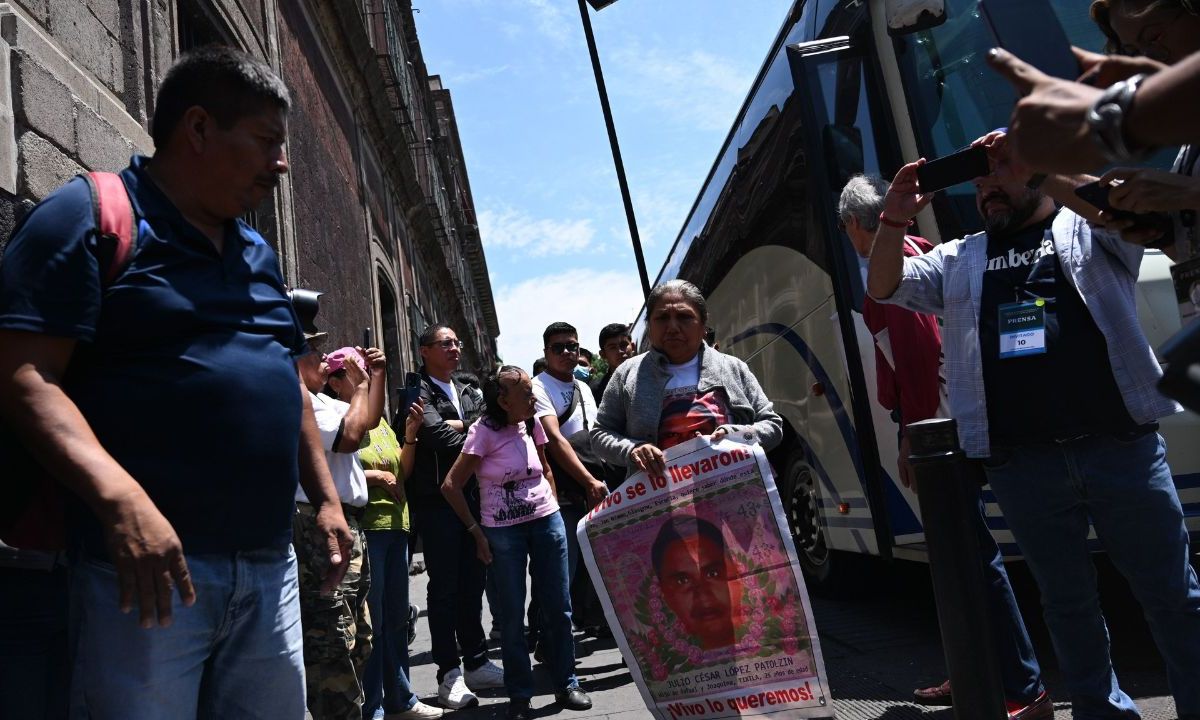 AMLO se compromete a que Sheinbaum dé seguimiento al caso Ayotzinapa: Abogado