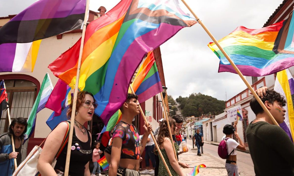 Marcha comunidad gay en Chiapas por justicia y un alto a la discriminación