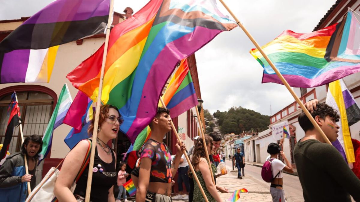 Marcha comunidad gay en Chiapas por justicia y un alto a la discriminación