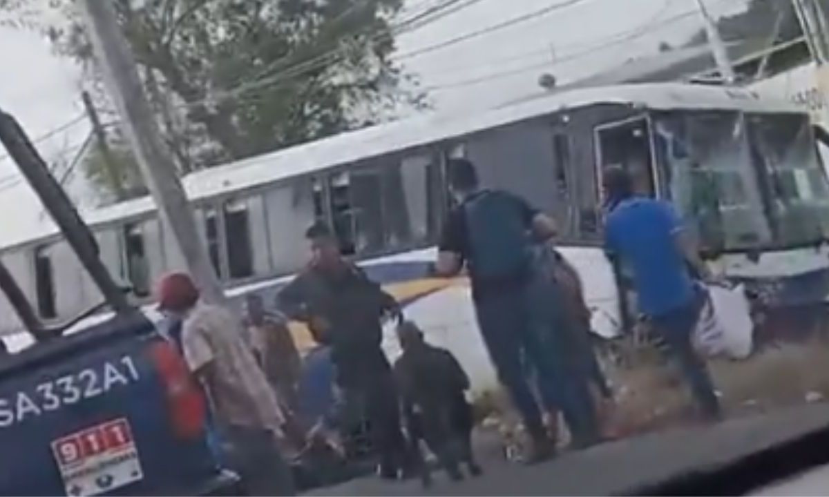 Choque entre camión y vehículos deja un muerto y 17 heridos en Culiacán