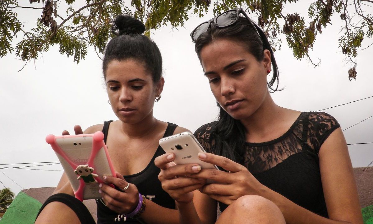 VIDEOS CORTOS. La predominancia de TikTok en la recepción de noticias entre los jóvenes evidencia un cambio generacional en el consumo de información