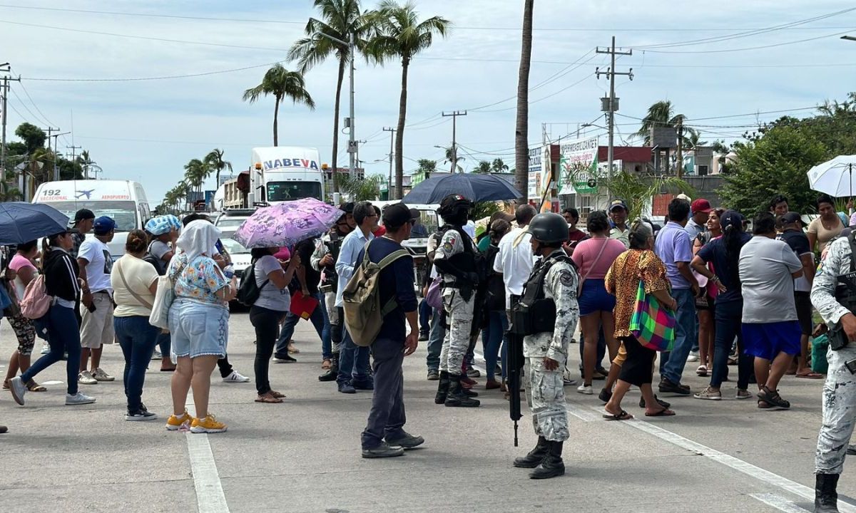 Acapulco. Manifestantes argumentan que les ponen trabas para entregarles los apoyos y por eso cerraron la vía.