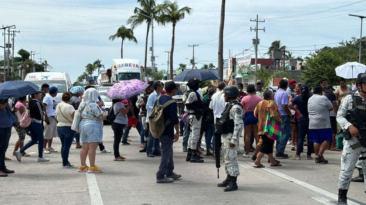 Acapulco. Manifestantes argumentan que les ponen trabas para entregarles los apoyos y por eso cerraron la vía.