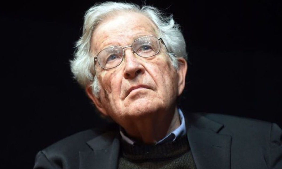 Tras el reporte falso de su muerte, el hospital donde estaba internado el pensador anarquista Noam Chomsky dio a conocer su alta médica.