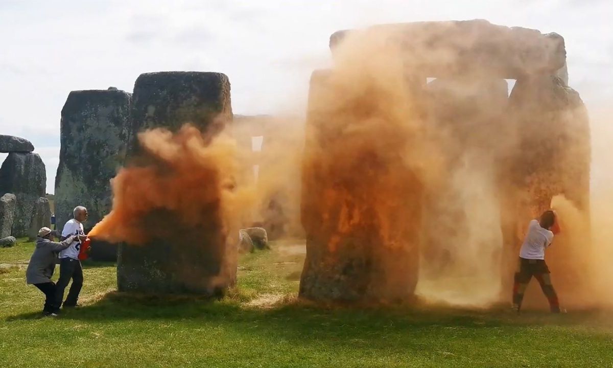 ambientalistas vandalizan monolitos de Stonehenge