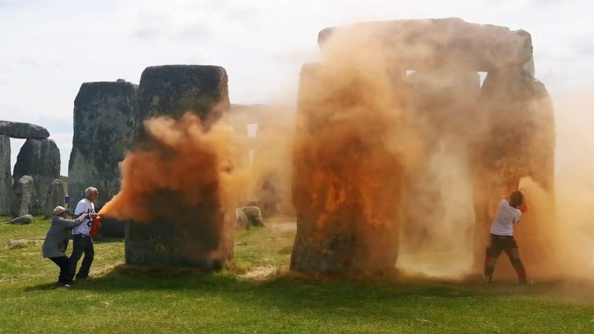 ambientalistas vandalizan monolitos de Stonehenge