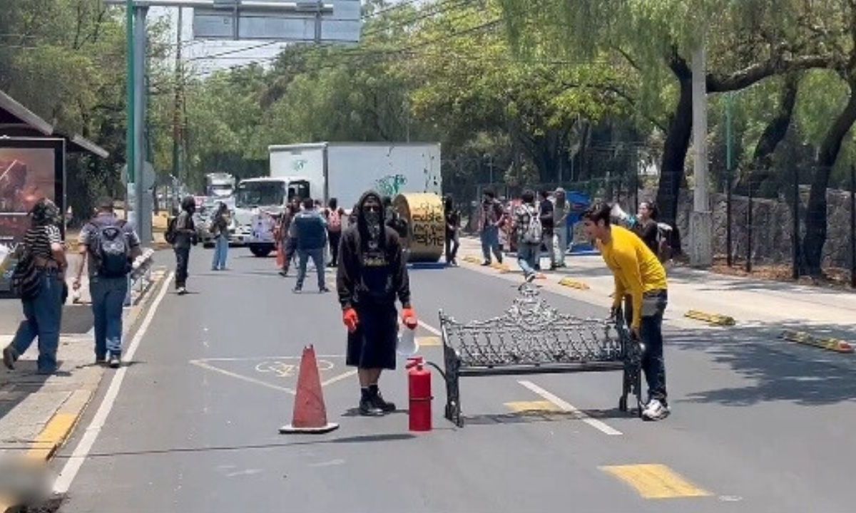 Estudiantes encapuchados cierran vialidad en Insurgentes Sur.