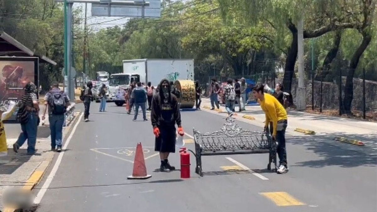 Estudiantes encapuchados cierran vialidad en Insurgentes Sur.