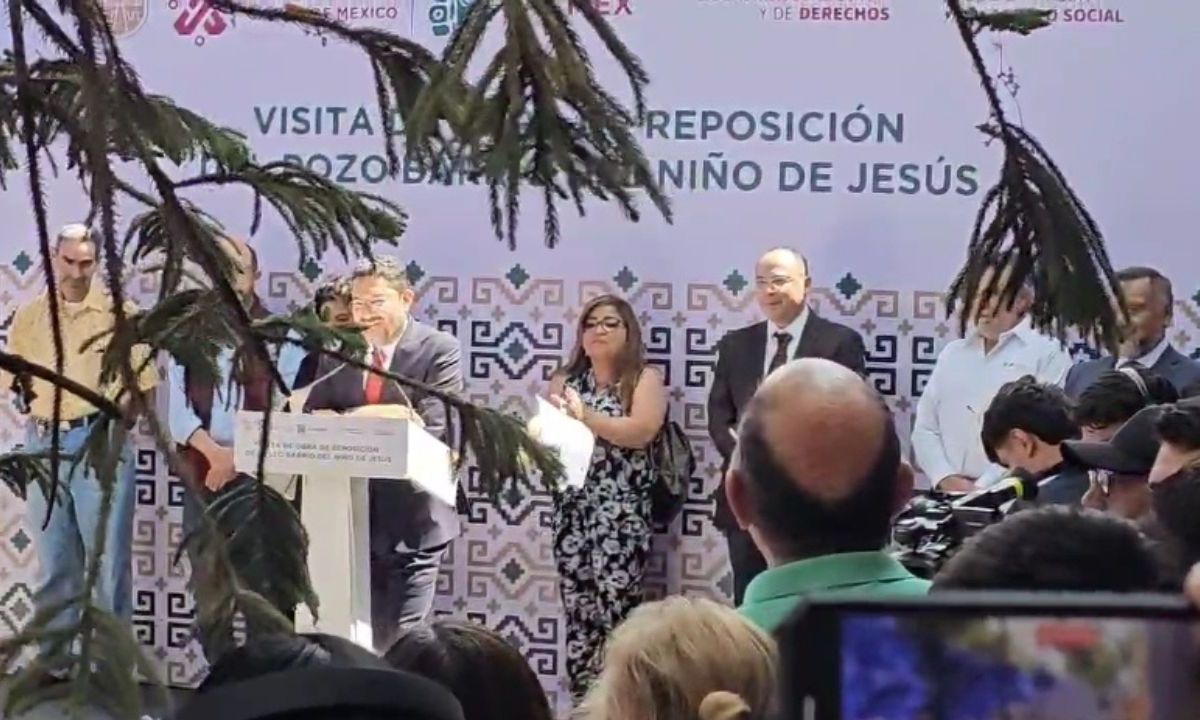 Martí Batres es interrumpido durante discurso por un hombre y una mujer que lo llamaron vendido.