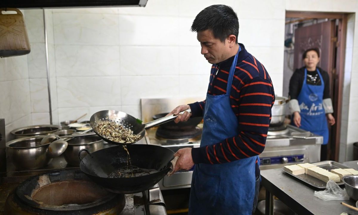 Cucarachas salteadas, platillo que se populariza en China