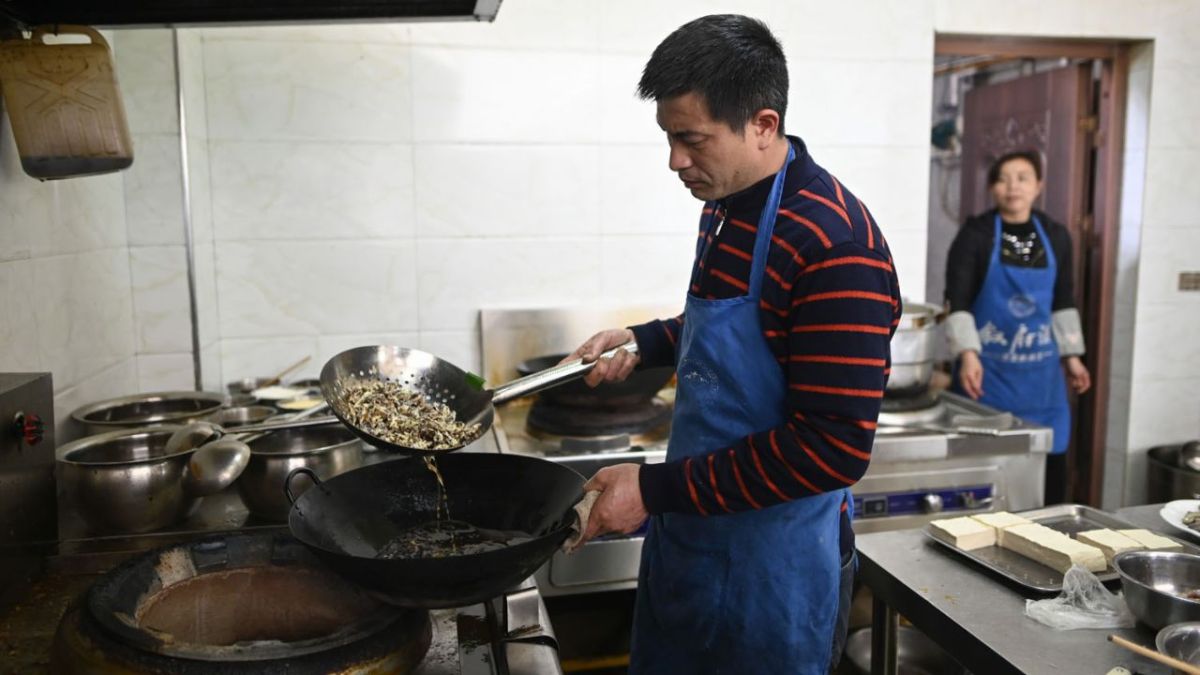 Cucarachas salteadas, platillo que se populariza en China