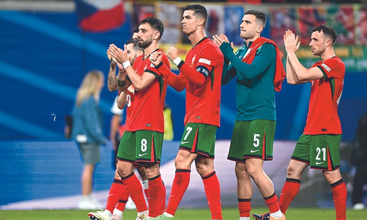 Forzados de revertir un marcador adverso de 0-1 al inicio de la segunda mitad en su presentación europea, Portugal remontó su encuentro ante República Checa