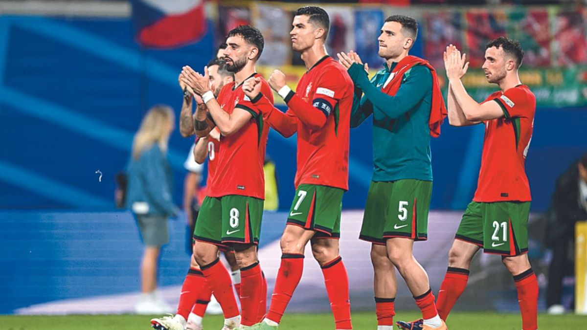 Forzados de revertir un marcador adverso de 0-1 al inicio de la segunda mitad en su presentación europea, Portugal remontó su encuentro ante República Checa