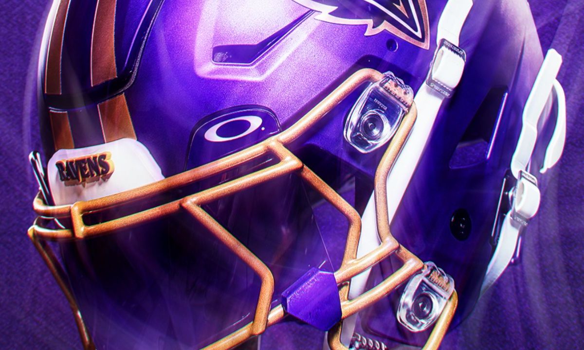 Bajo el emblema de ‘Purple Rising’, que en su traducción significa ‘morado creciente’, los Baltimore Ravens presentaron un diseño alterno para sus cascos de cara a la temporada 2024 en la NFL,