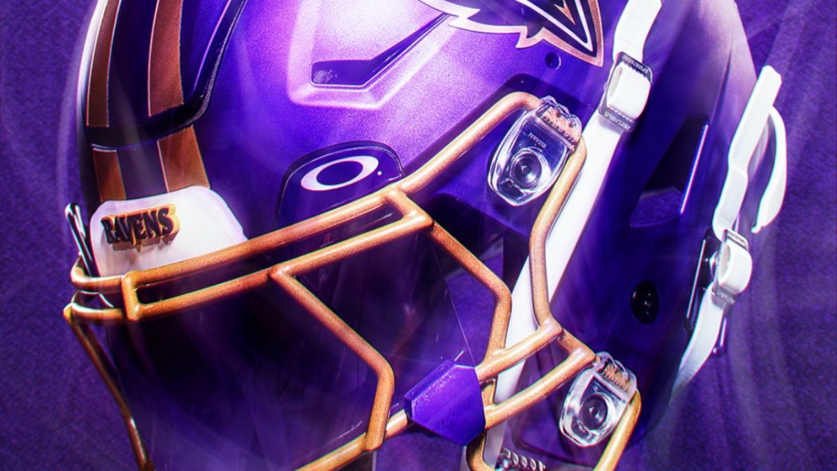 Bajo el emblema de ‘Purple Rising’, que en su traducción significa ‘morado creciente’, los Baltimore Ravens presentaron un diseño alterno para sus cascos de cara a la temporada 2024 en la NFL,