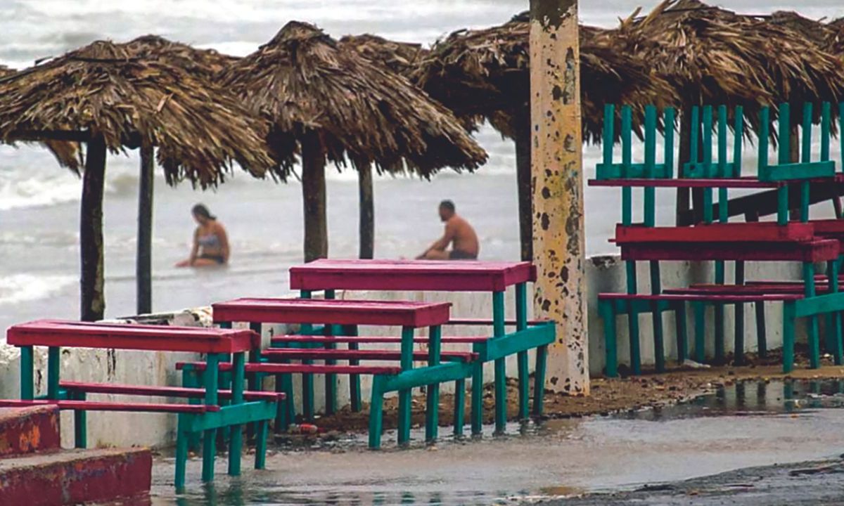 Prevención. A pesar de las alertas, hubo personas que acudieron a las playas tamaulipecas a refrescarse. Mientras autoridades habilitaron albergues, suspendieron clases e implementaron medidas preventivas.