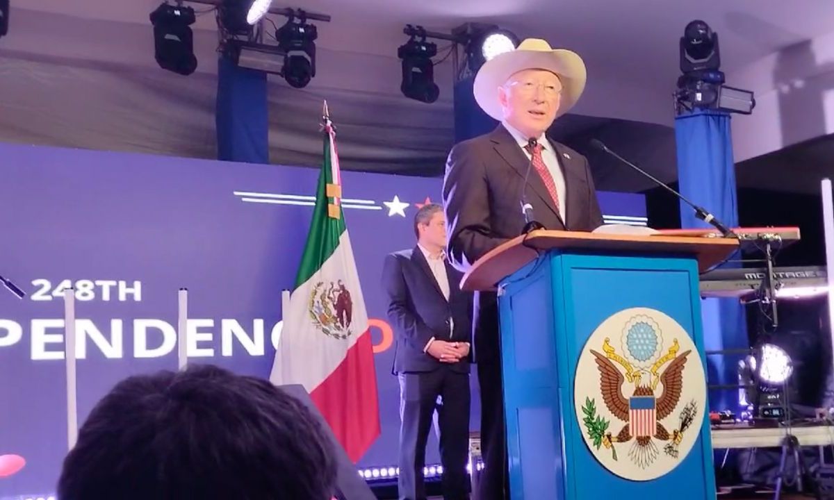 Ken Salazar celebra coordinación de México con EU en temas de migración