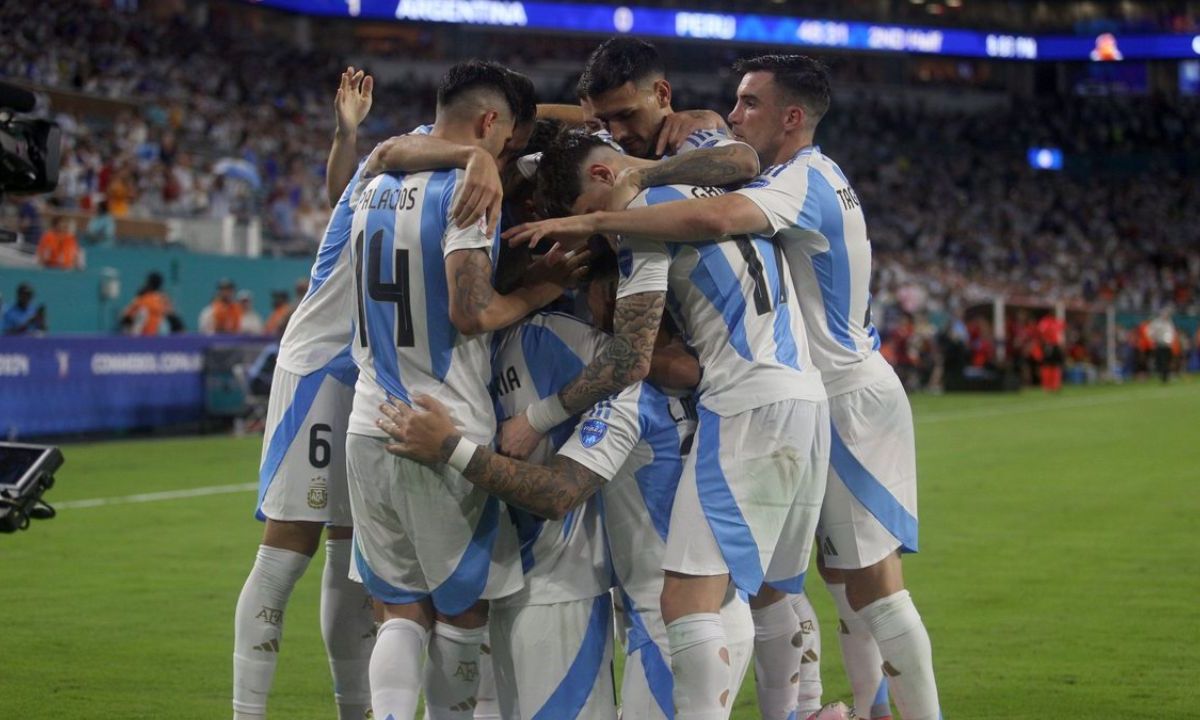 La Selección de Argentina vence a Perú y se corona líder del Grupo A