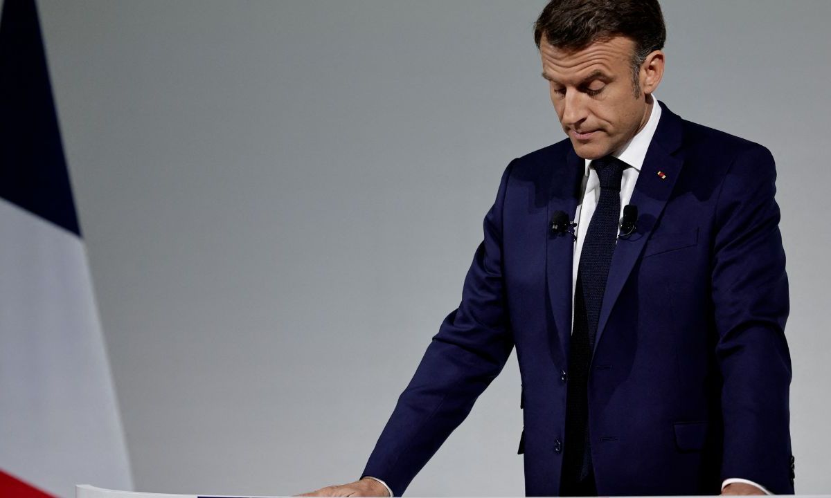 Emmanuel Macron llamó ayer a la unidad de quienes digan "no a los extremos", en un momento en que el principal partido conservador excluyó a su líder