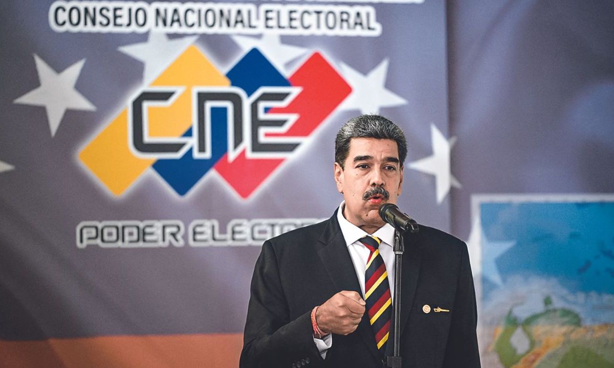 El presidente venezolano Nicolás Maduro, que aspira a la reelección el 28 de julio, suscribió un documento para respetar los resultados de las elecciones