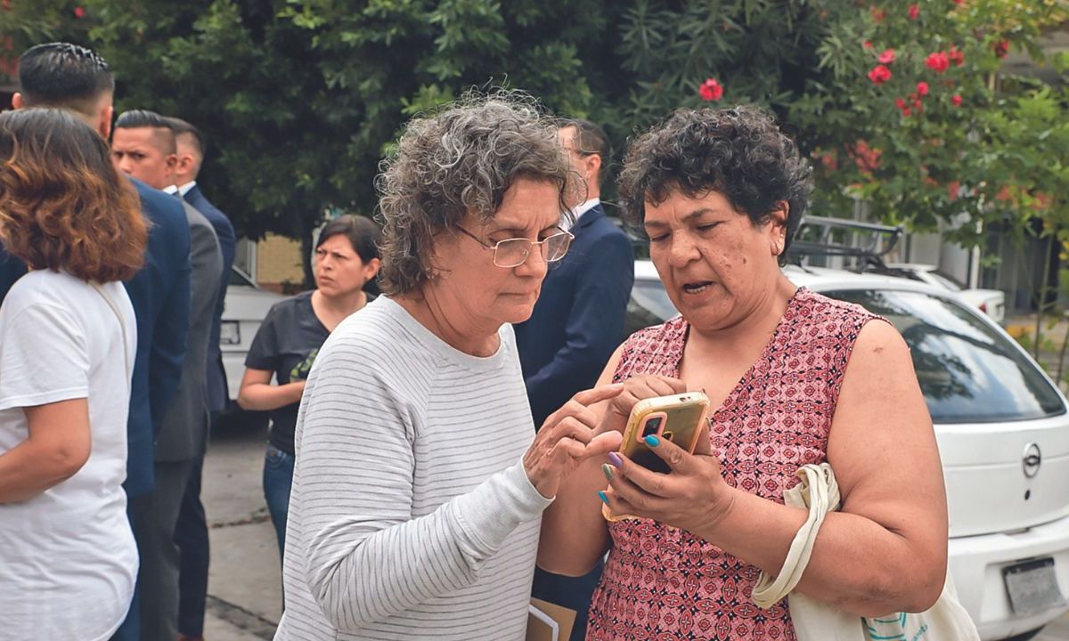 Diálogo. Vecinas y vecinos externaron sus preocupaciones a Myriam Urzúa, titular de Protección Civil.