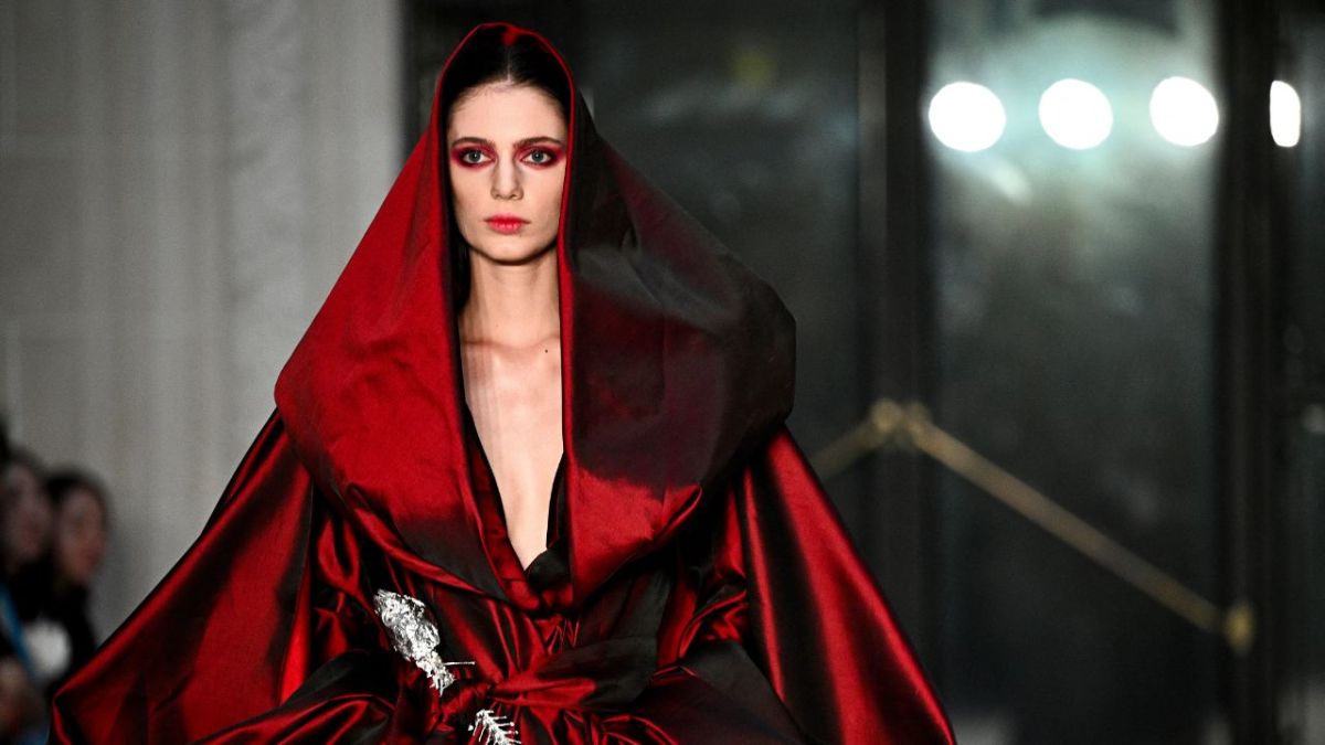 Dior invocó a las diosas del Olimpo griego ayer en la primera jornada de la Semana de la Alta Costura parisina, mientras que la española Juana Martín