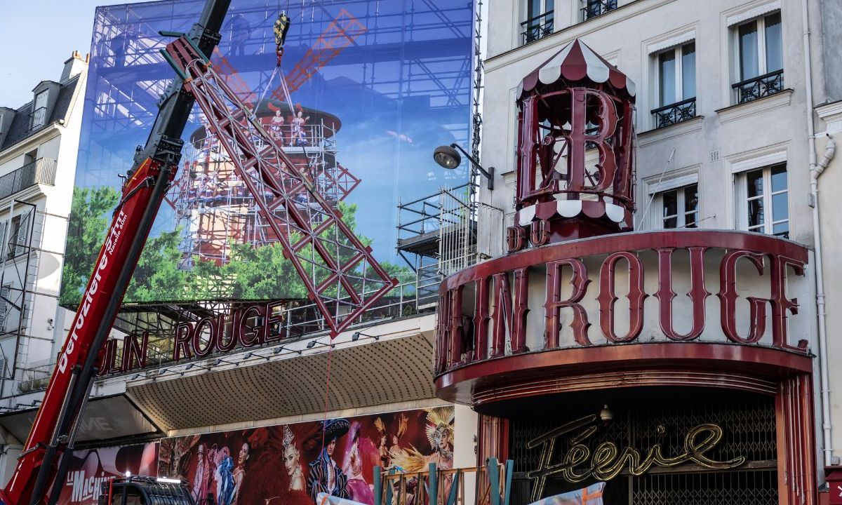 El cabaret Moulin Rouge de París, cuyas emblemáticas aspas de molino se desplomaron en abril, recibió unas nuevas ayer