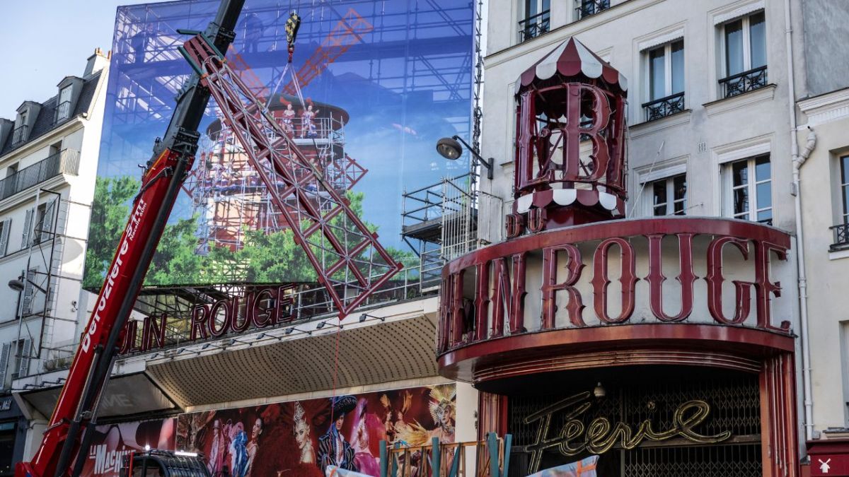 El cabaret Moulin Rouge de París, cuyas emblemáticas aspas de molino se desplomaron en abril, recibió unas nuevas ayer