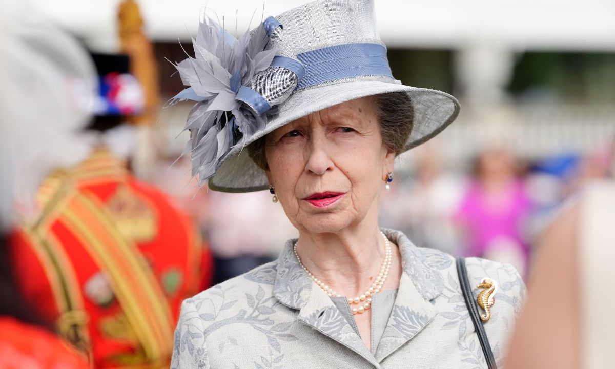 La princesa Ana de Inglaterra, hermana del rey Carlos III, fue hospitalizada tras un "incidente" que le provocó "heridas leves y una conmoción cerebral"