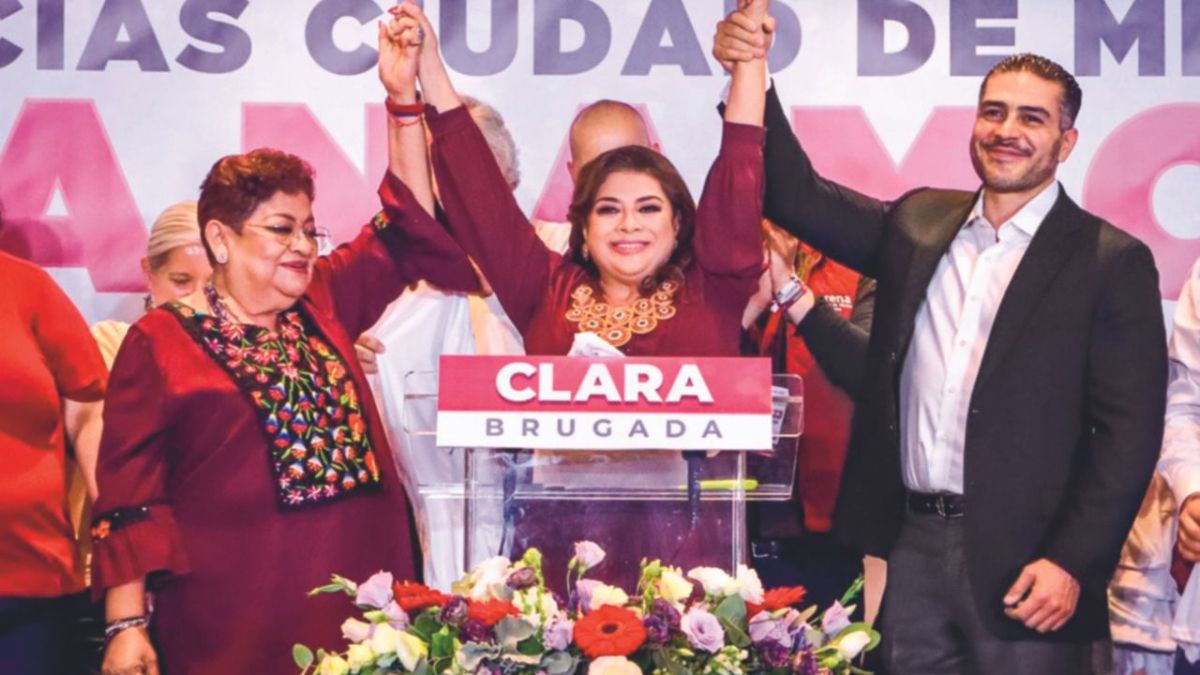 Seguridad. Clara Brugada fue arropada por su equipo de colaboradores y dijo que las tendencias no cambiarían y sería la próxima Jefa de Gobierno.