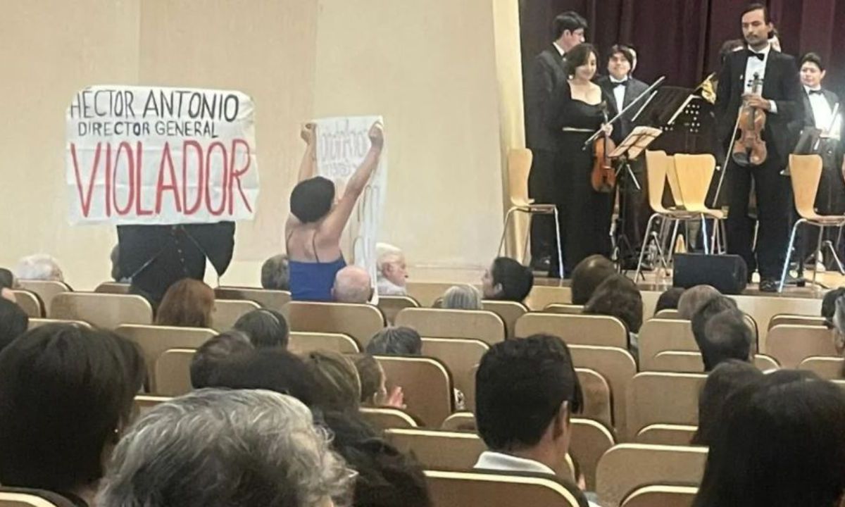 EXHIBIDO. Al terminar una presentación, mujeres se levantaron con pancartas y acusaron de abuso al director de la orquesta.