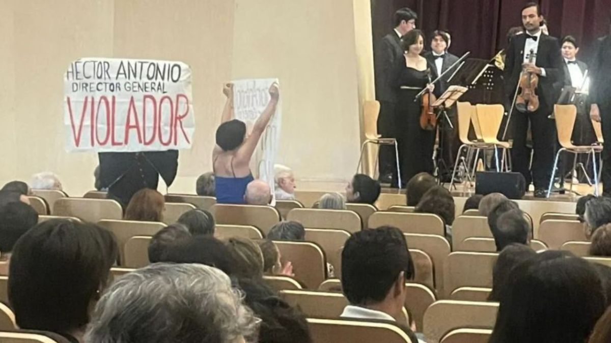  EXHIBIDO. Al terminar una presentación, mujeres se levantaron con pancartas y acusaron de abuso al director de la orquesta.