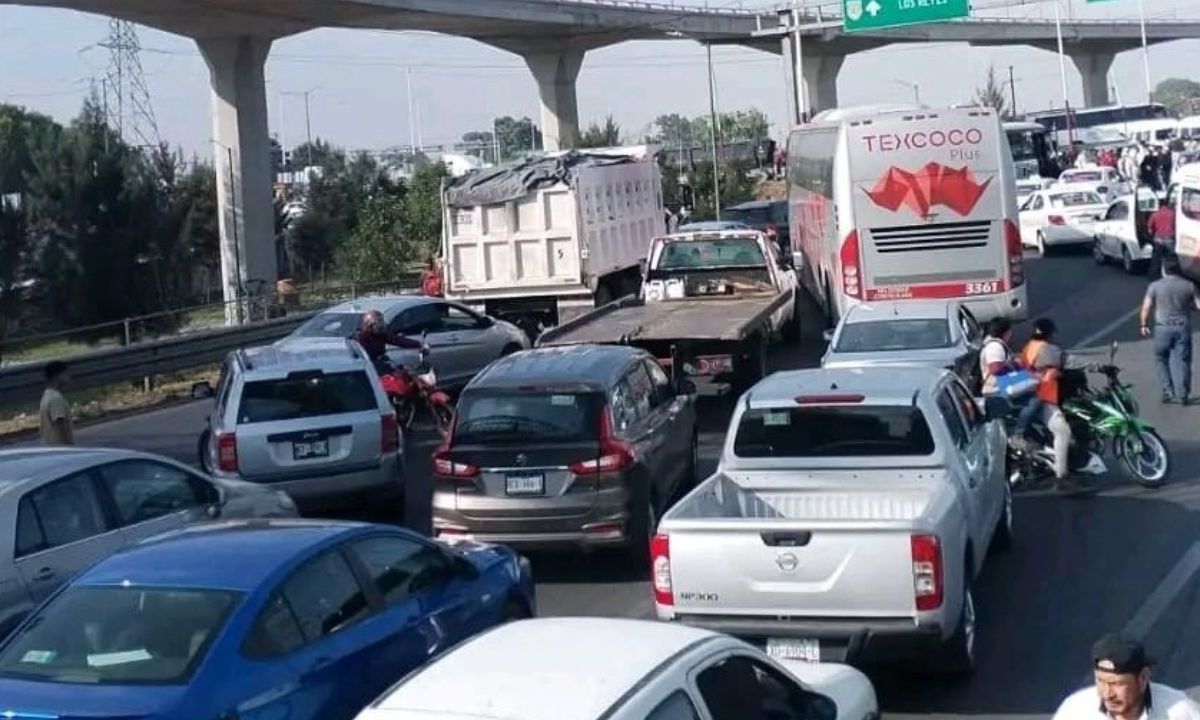 Transportistas bloquean carretera federal México- Texcoco por liberación de un extorsionador