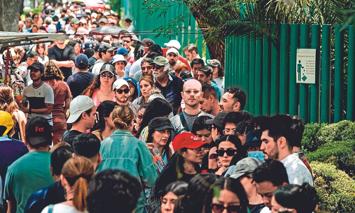 Casillas esp ESCASEZ. Miles de personas se dieron cita en la casilla especial del Centro Médico Hospital Siglo XXI para participar en los comicios electorales. Los asistentes se mostraron molestos por la organización, así cómo por la cantidad de boletas. ecial