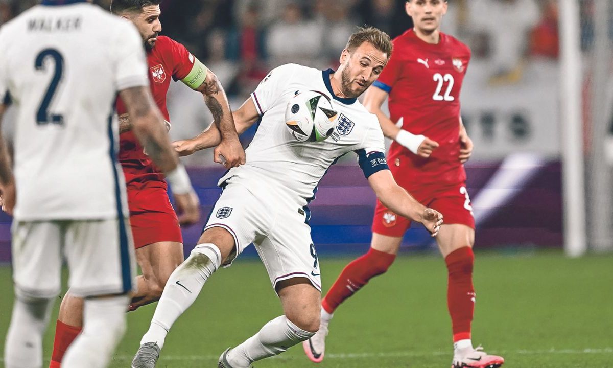 El conjunto británico se colocó líder del grupo C de la Eurocopa con dos puntos más que Dinamarca y Eslovenia que empataron en su debut