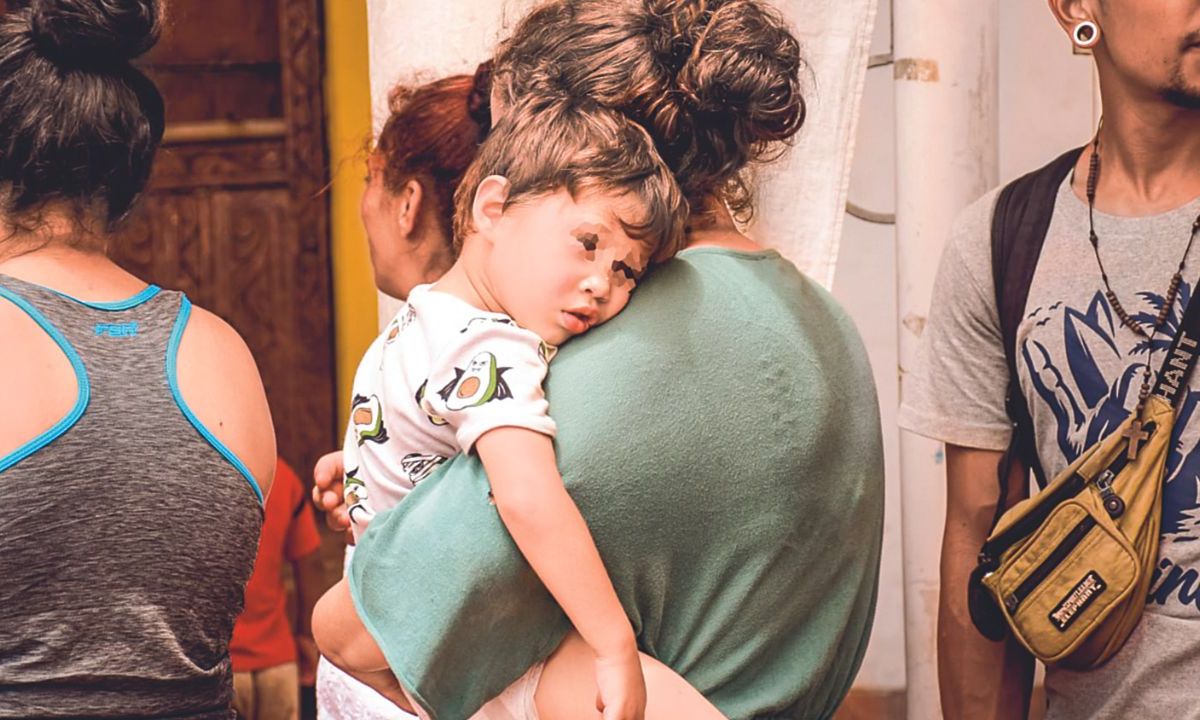 Chiapas. Niños, niñas y adultos permanecen en un albergue, pero muchos han enfermado de gripa y sufren por las picaduras de moscos.