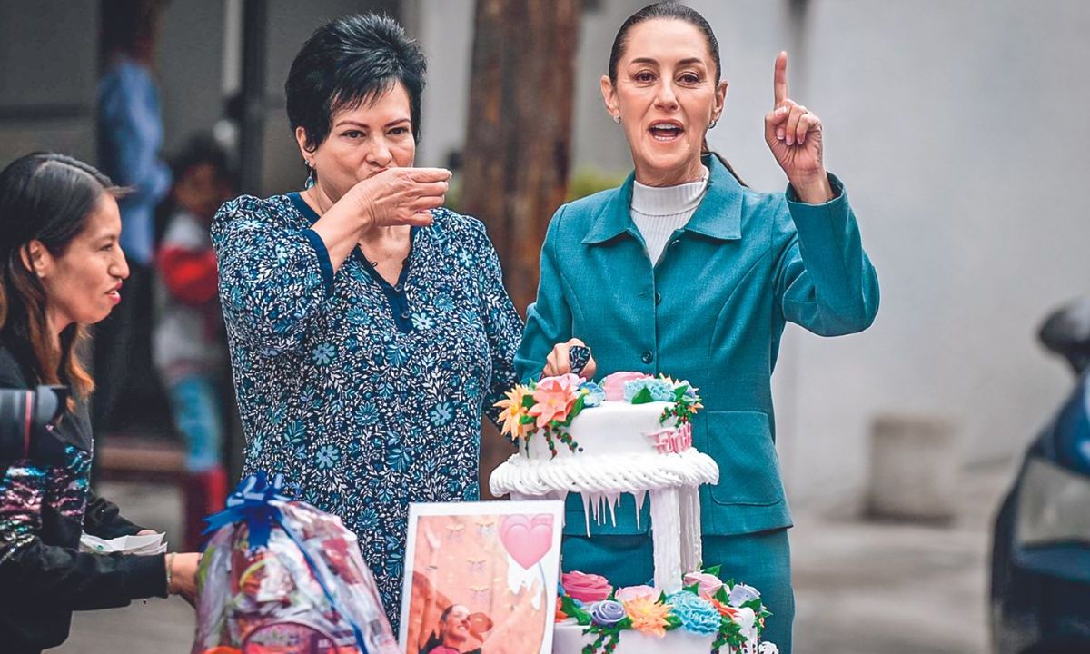 Festejo. Con marimba, mañanitas, pastel y flores, Sheinbaum Pardo celebró su cumpleaños donde dijo que lo mejor de estar cumpliendo 62 años era el  privilegio de ser la primera Presidenta de México.