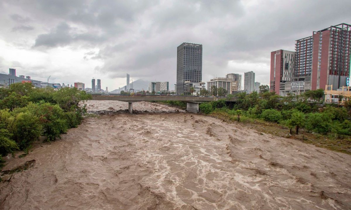 Impresionante. El afluente del río Santa Catarina creció debido a las lluvias por Alberto, que se degrada, pero sigue dejando tormentas.