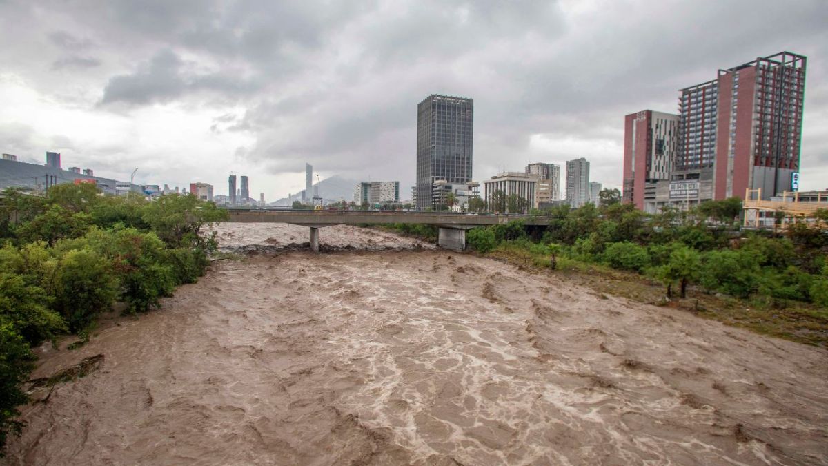 Impresionante. El afluente del río Santa Catarina creció debido a las lluvias por Alberto, que se degrada, pero sigue dejando tormentas.