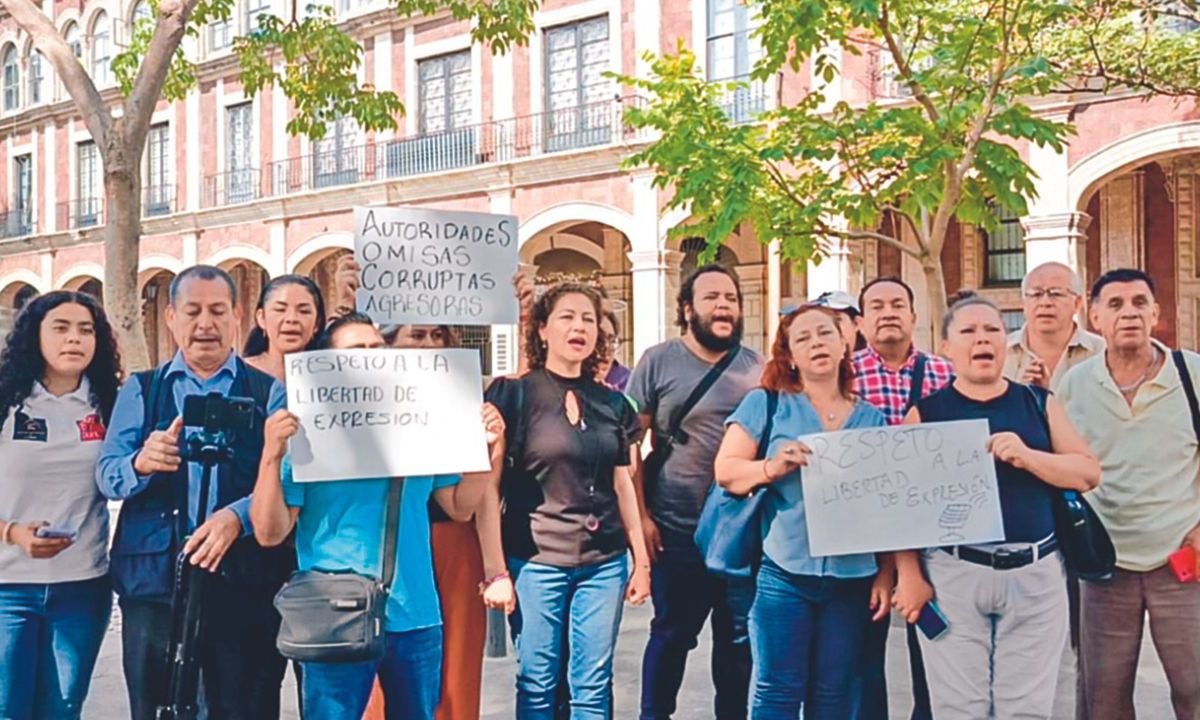 UNIÓN. Periodistas protestaron de espaldas al memorial de víctimas en palacio de Gobierno, en Cuernavaca, Morelos.