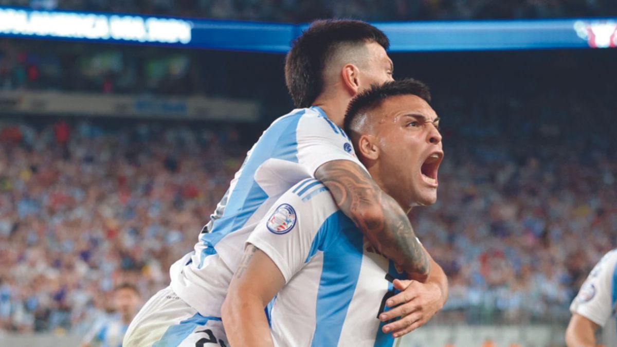 Argentina tuvo que emplearse a fondo en su intento por ganar el segundo partido de grupos ante Chile