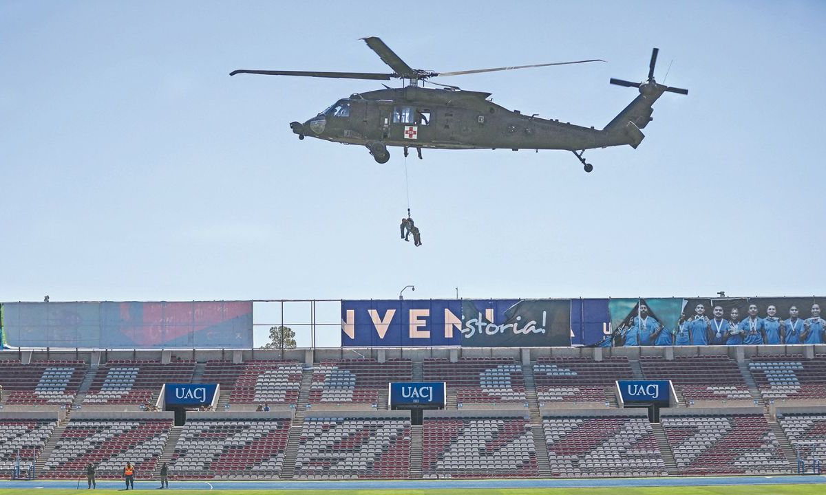 Militares de México y Estados Unidos ejecutaron este martes un ejercicio de rescate en caso de sismo en un estadio de Ciudad Juárez