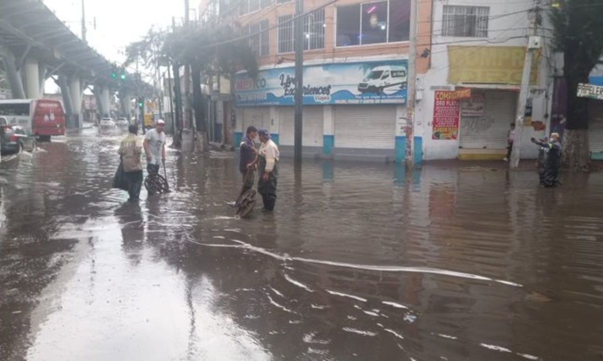 Labores. Personal de Protección Civil fue a desazolvar coladeras en avenida Tláhuac para que bajara el nivel del agua.