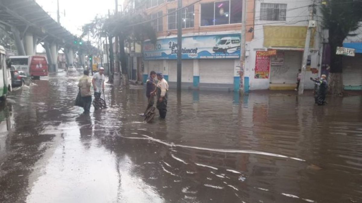 Labores. Personal de Protección Civil fue a desazolvar coladeras en avenida Tláhuac para que bajara el nivel del agua.