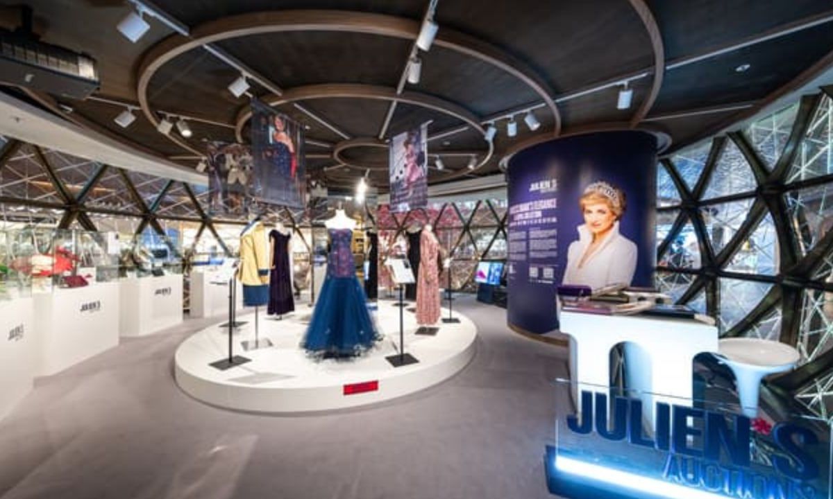 Un vestido de tul azul medianoche y otro modelo de encajes estilo flamenco encabezan la mayor subasta de objetos de la princesa Diana desde 1997