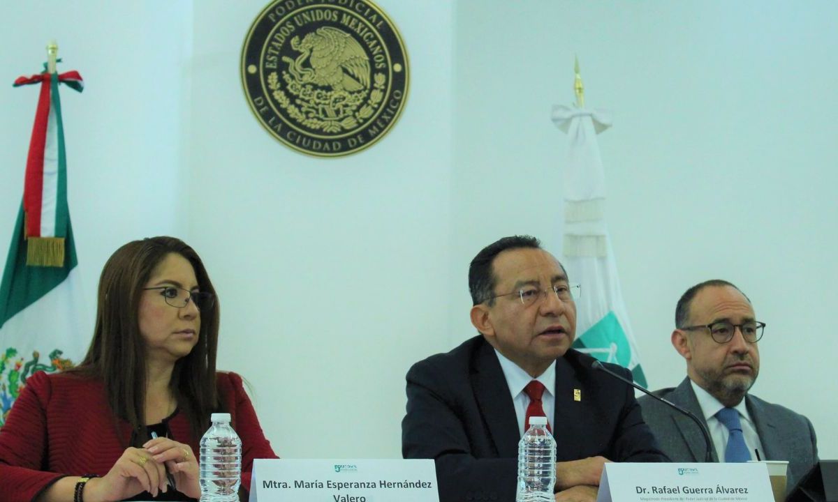 Valor. El magistrado presidente del Poder Judicial capitalino, Rafael Guerra, anunció que el Congreso local les hará un reconocimiento.